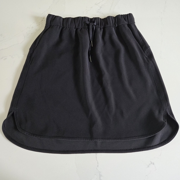 NWOT Lululemon On The Fly Skirt Woven Solid Black Elastic Waist Knee Length Sz 8 - Picture 2 of 7